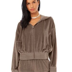 Alo velor jacket in color hot cocoa (chocolate brown)